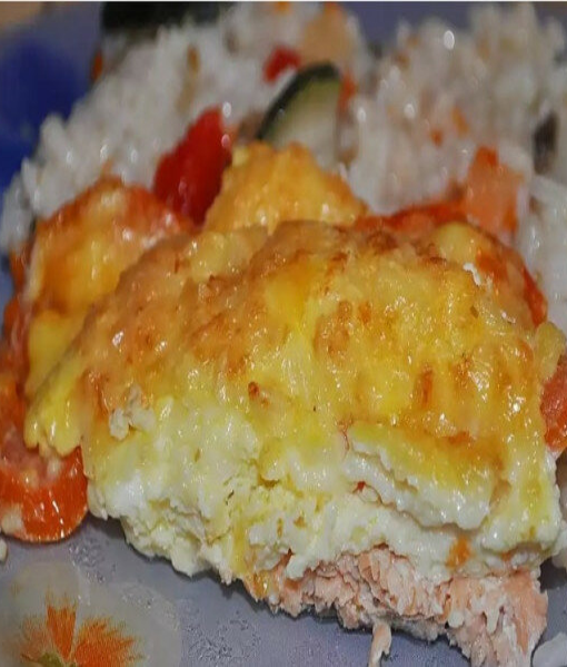 Филе горбуши в омлете с помидорами и рисом