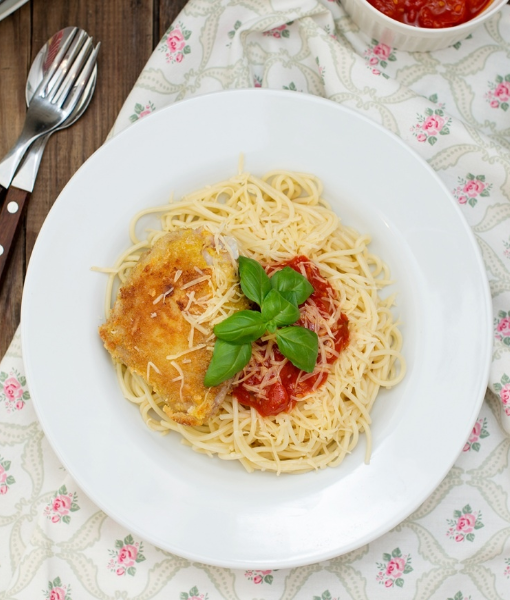 Куриное филе жаренное в сырной корочке со спагетти и томатным соусом